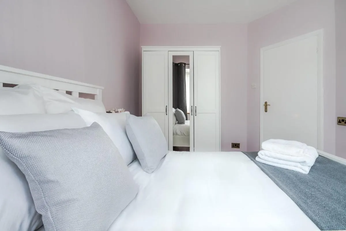 Entire 4-Bedroom Home Surrey Sunbury-on-Thames United Kingdom