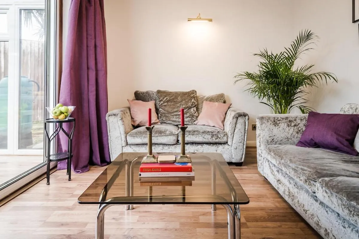 Entire 4-Bedroom Home Surrey Sunbury-on-Thames United Kingdom