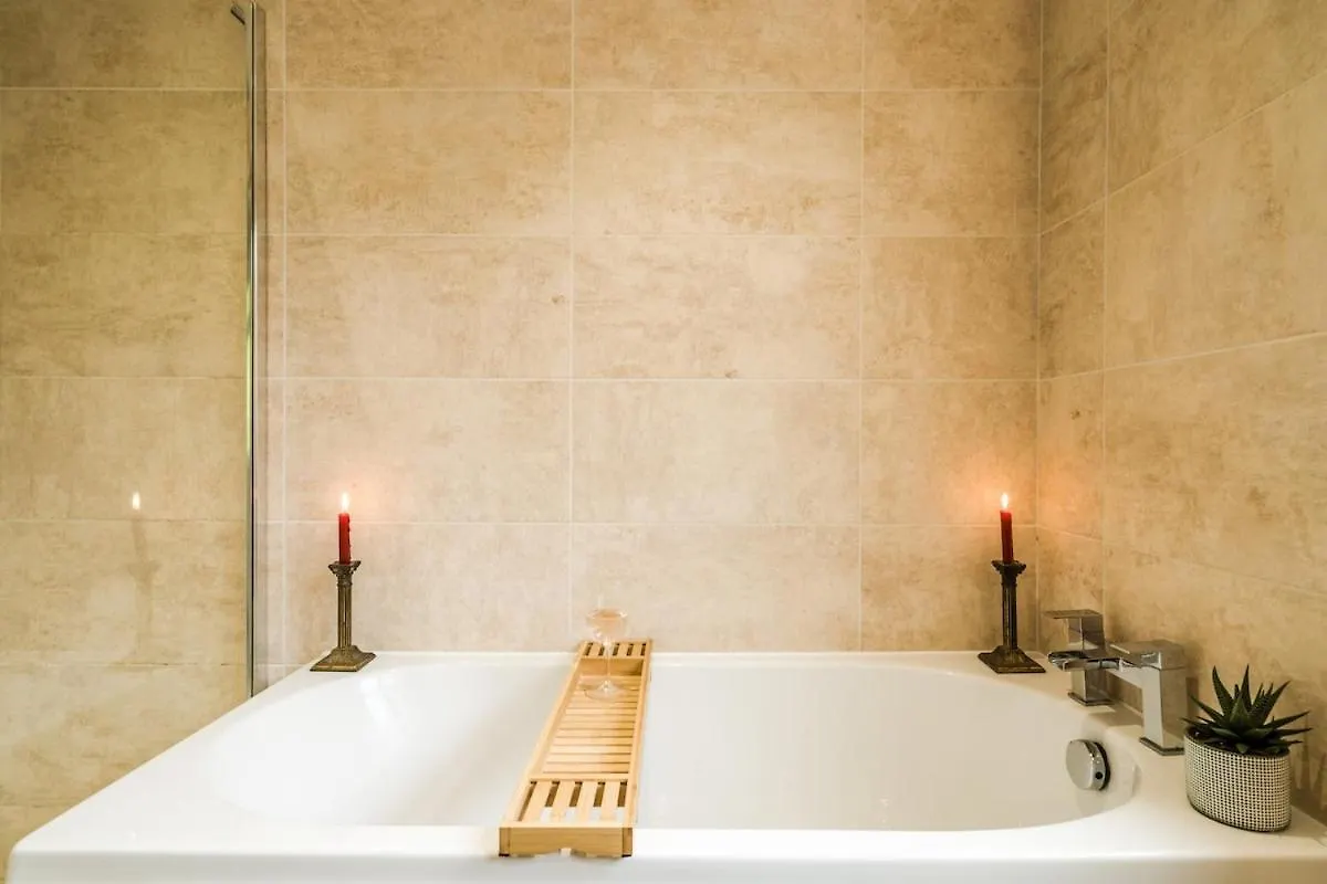 Entire 4-Bedroom Home Surrey Sunbury-on-Thames 0*,  United Kingdom
