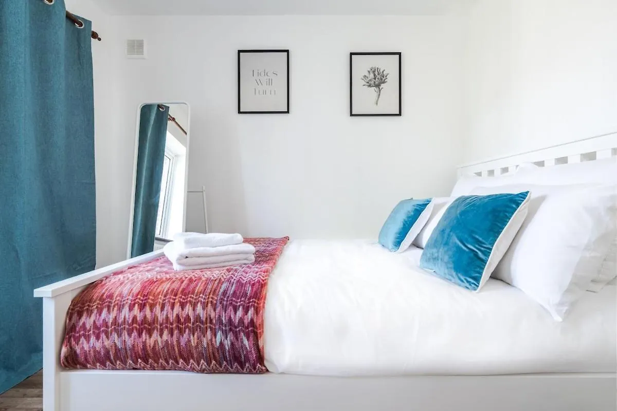 Entire 4-Bedroom Home Surrey Sunbury-on-Thames