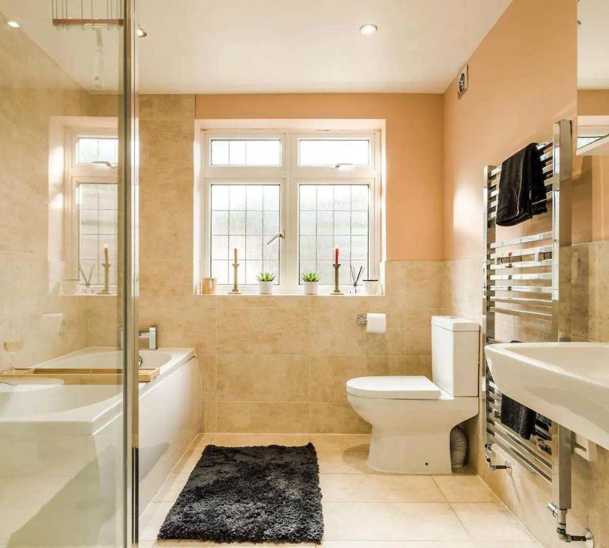 Entire 4-Bedroom Home Surrey Sunbury-on-Thames Holiday home