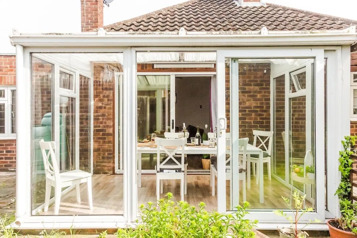Entire 4-Bedroom Home Surrey Sunbury-on-Thames 0*,  United Kingdom