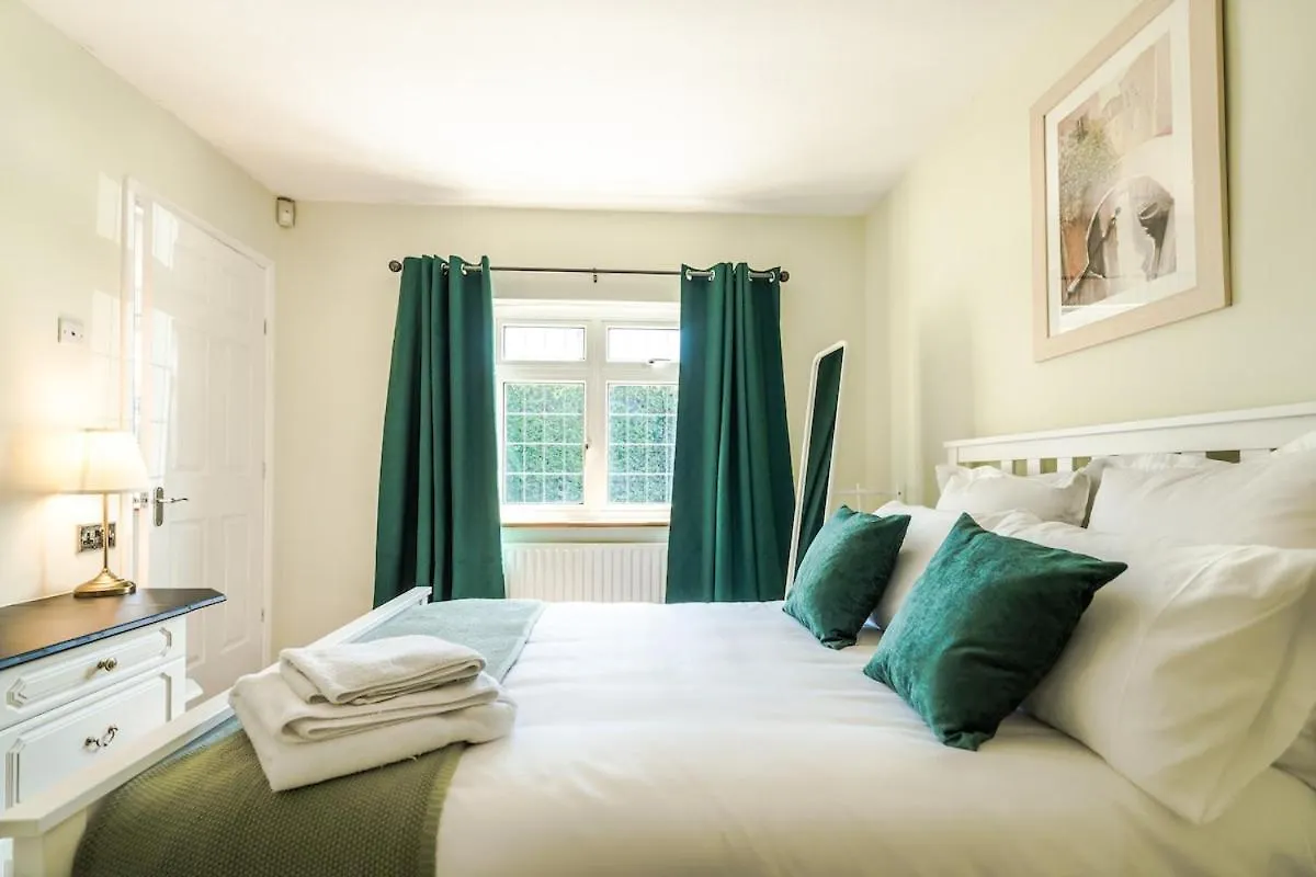 Entire 4-Bedroom Home Surrey Sunbury-on-Thames 0*,
