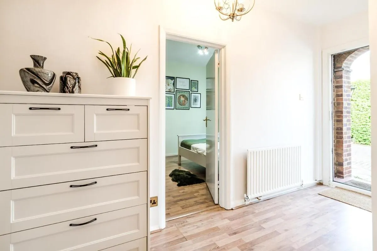Entire 4-Bedroom Home Surrey Sunbury-on-Thames Holiday home