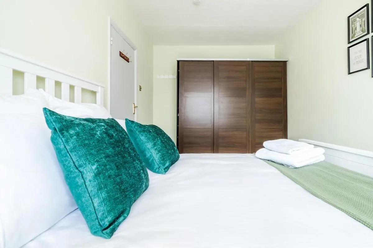 Holiday home Entire 4-Bedroom Home Surrey Sunbury-on-Thames United Kingdom