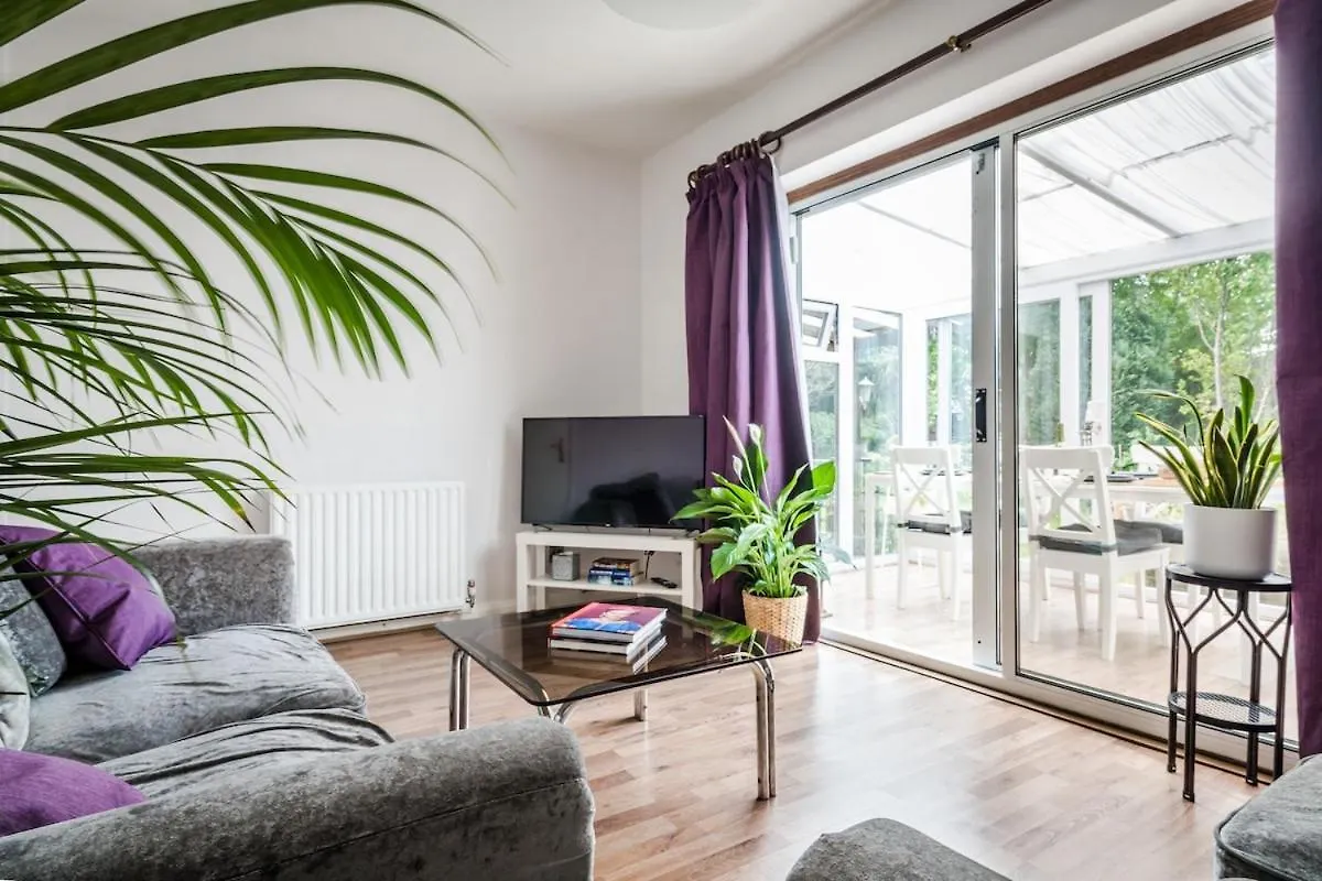 Entire 4-Bedroom Home Surrey Sunbury-on-Thames Holiday home